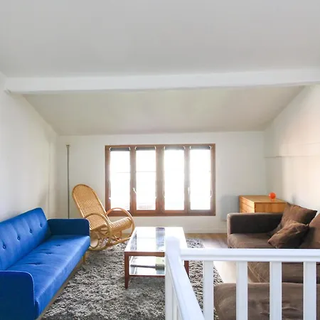 And Bright Equiped Triplex With Wifi Appartement