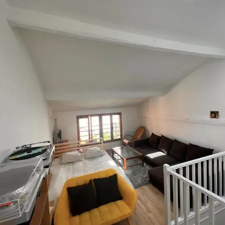 And Bright Equiped Triplex With Wifi Appartement *